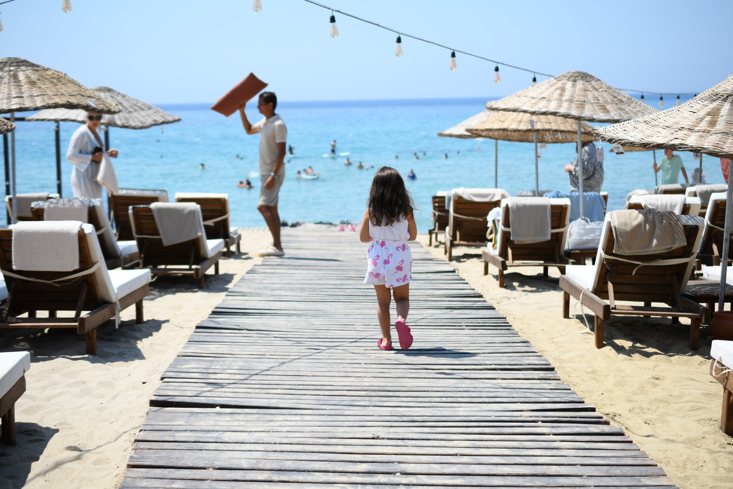 Çeşme Altınkum’da Zay’a Çeşme Beach iskelede çocuk yürüyüşü