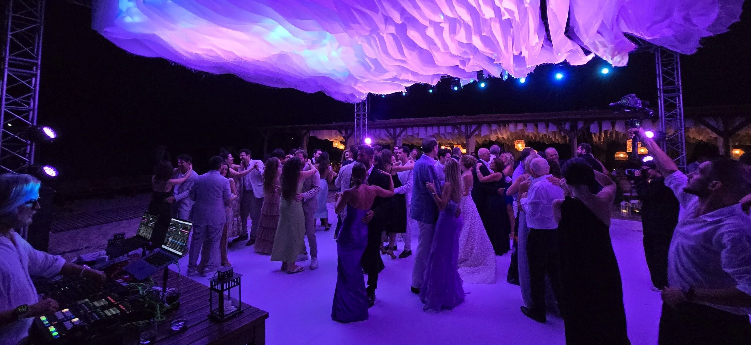 Çeşme Altınkum’da Zay’a Çeşme Beach gece düğün eğlencesi ve kalabalık