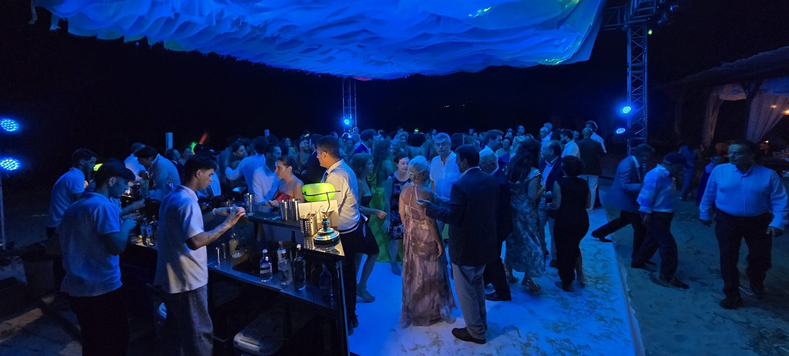 Çeşme Altınkum’da Zay’a Çeşme Beach gece davet ve dans ortamı