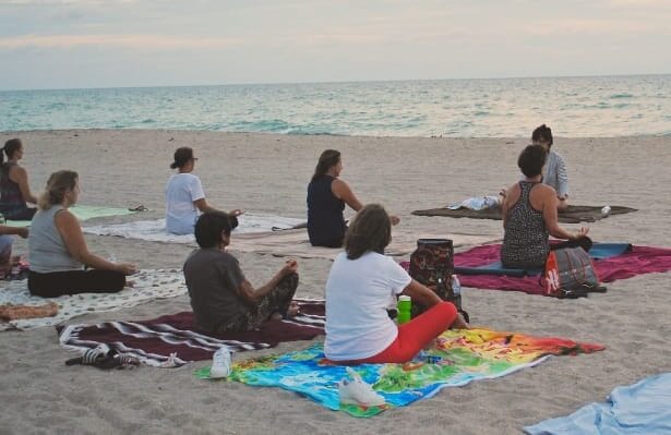 Çeşme Altınkum’da Zay’a Çeşme Beach sahilde grup yoga etkinliği