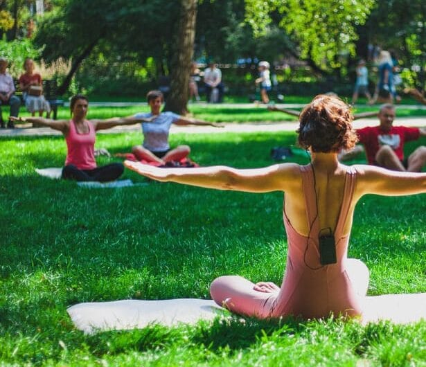 Çeşme Altınkum’da Zay’a Çeşme Beach yeşil alanda yoga ve meditasyon