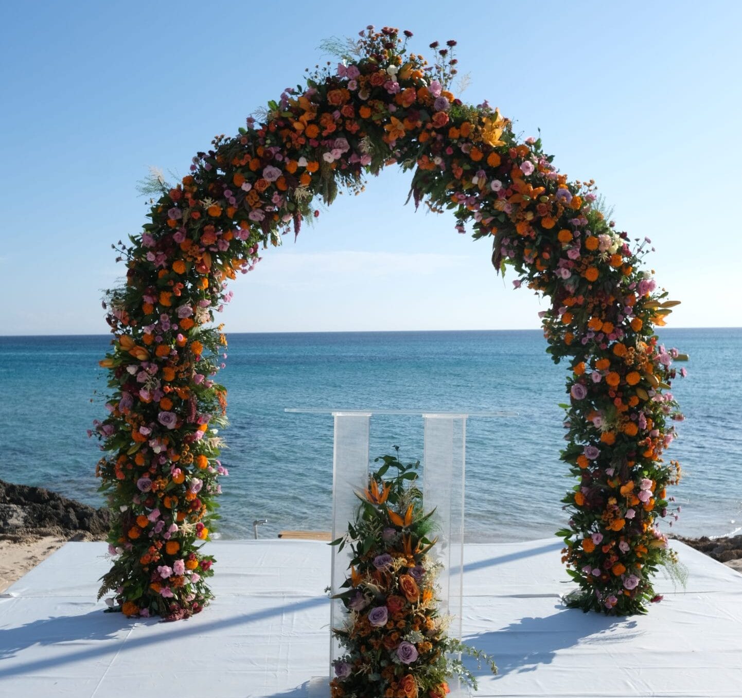 Çeşme Altınkum’da Zay’a Çeşme Beach düğün kemeri çiçek dekoru