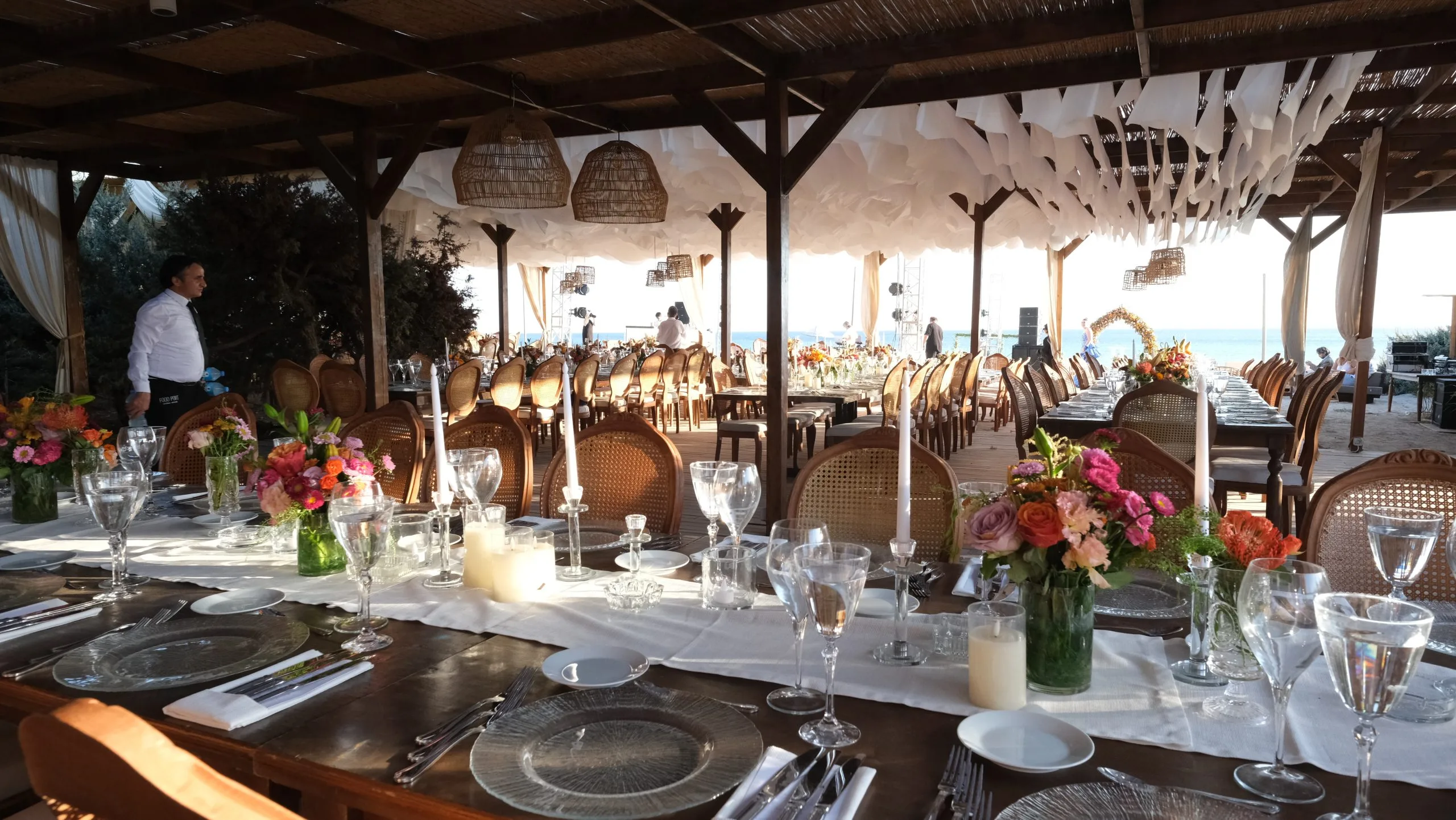 Çeşme Altınkum’da Zay’a Çeşme Beach restoran düğün masa düzeni