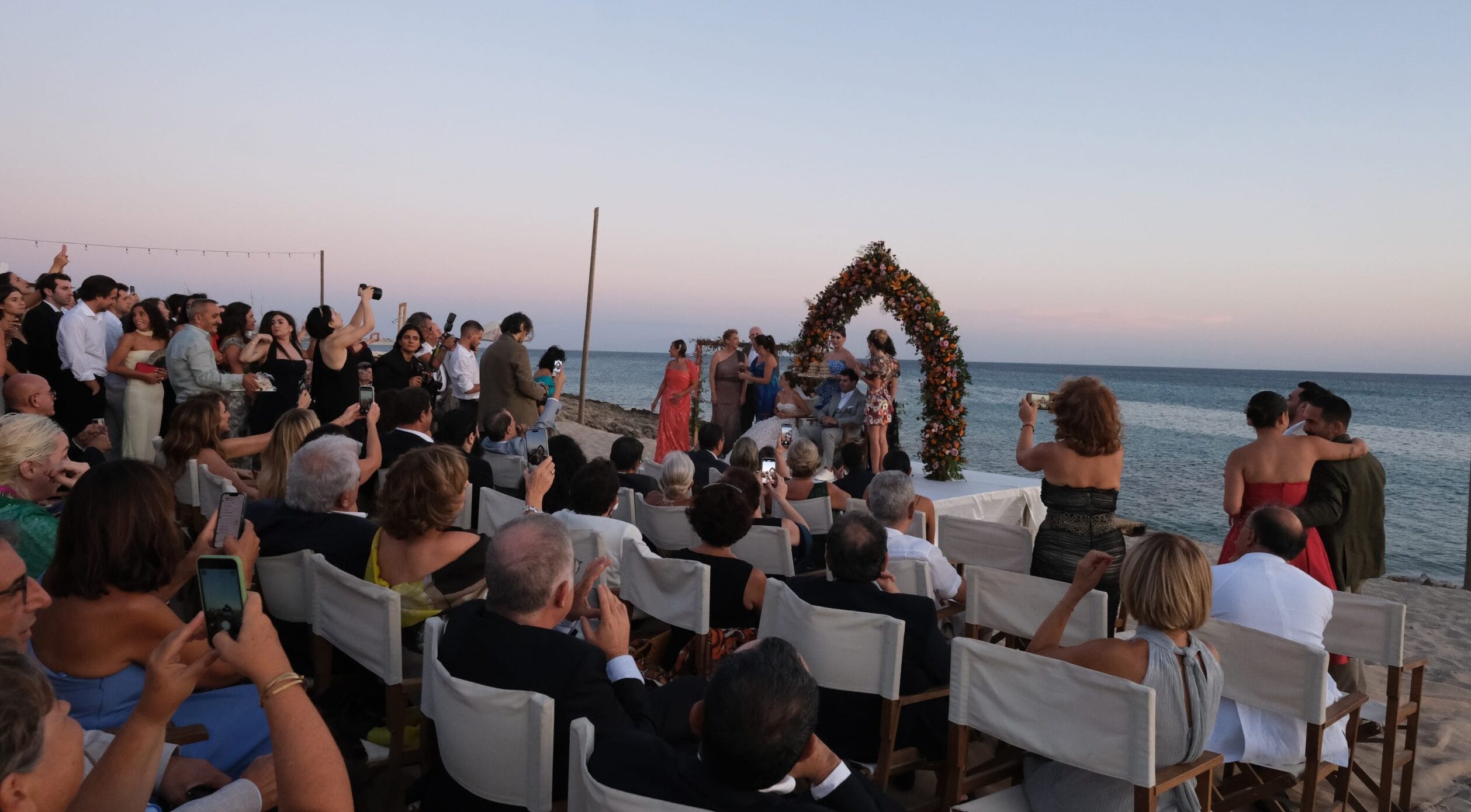 Çeşme Altınkum’da Zay’a Çeşme Beach sahilde nikah töreni