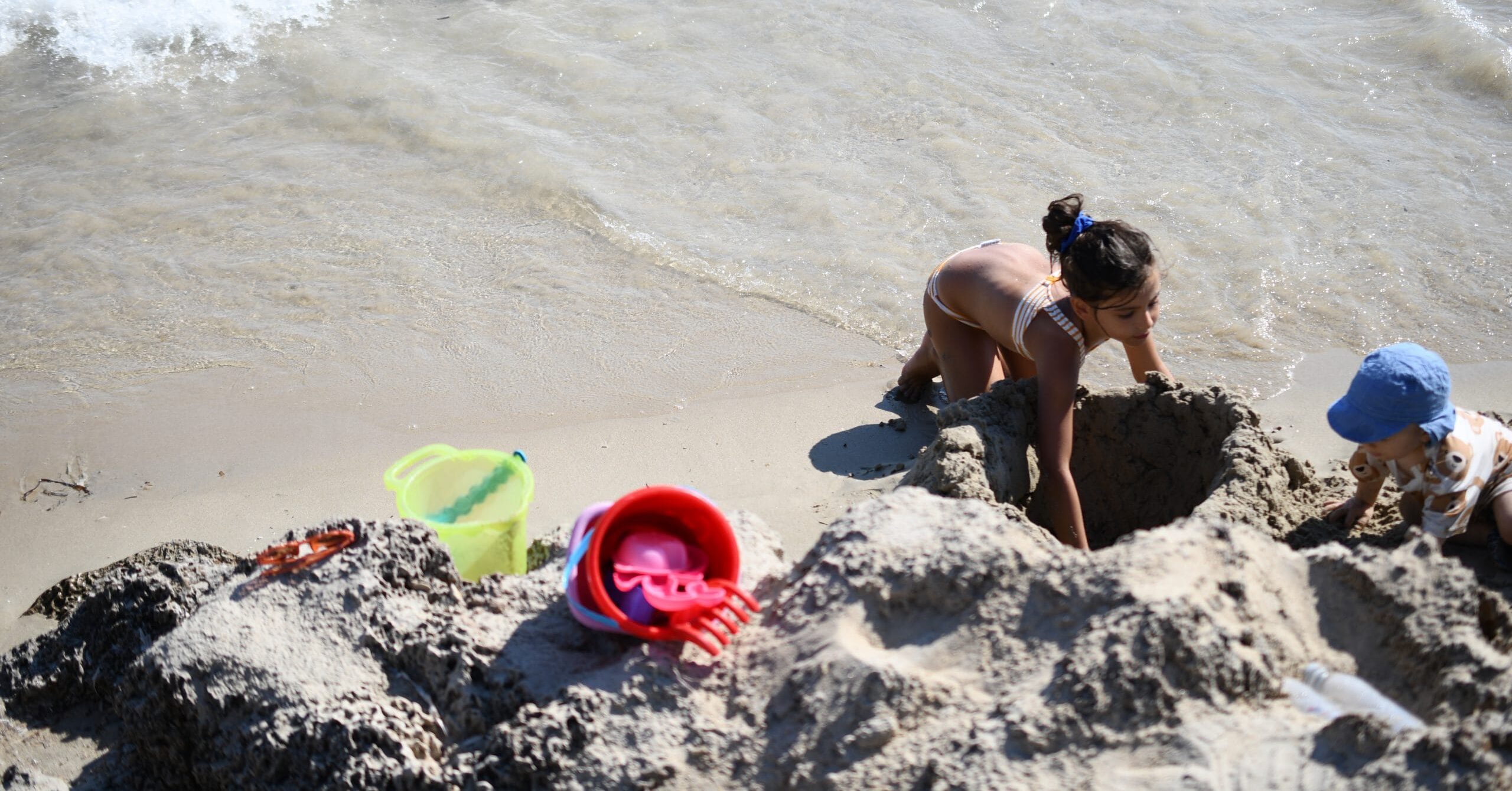Çeşme Altınkum’da Zay’a Çeşme Kids Club sahilde kum oyunu