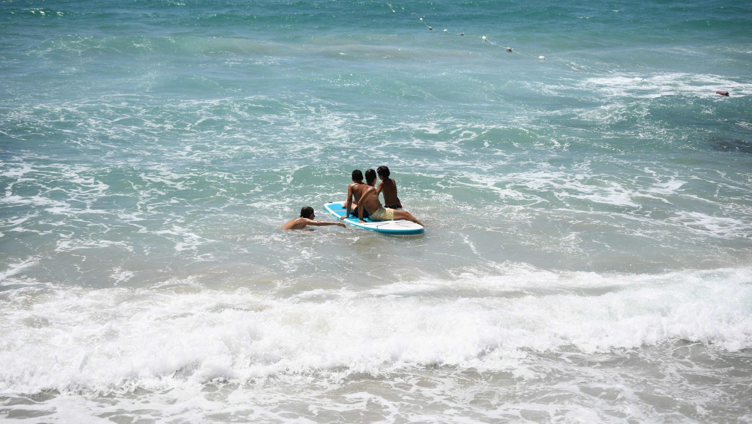 Çeşme Altınkum’da Zay’a Çeşme Beach denizde çocuklar ve yüzme