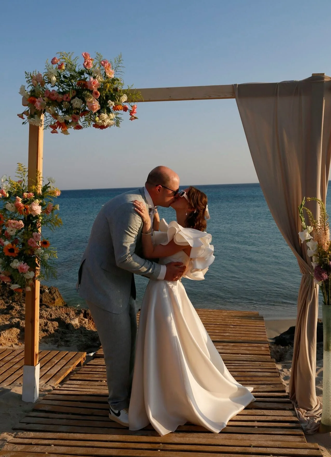 Çeşme Altınkum’da Zay’a Çeşme Beach deniz kenarında gelin damat