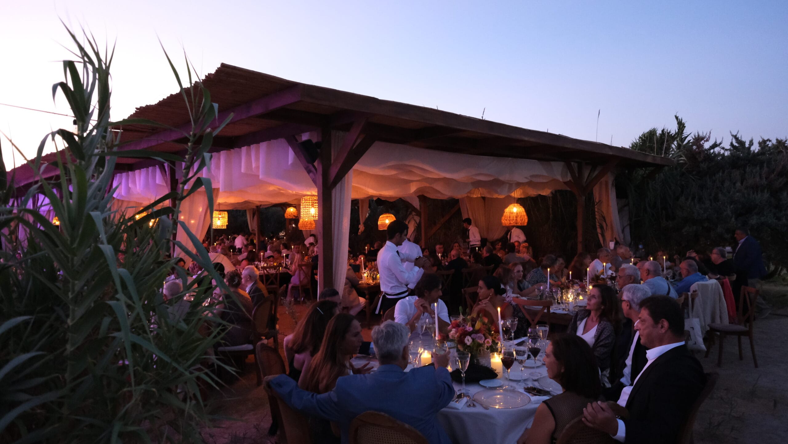 Çeşme Altınkum’da Zay’a Çeşme Beach gece davet ve eğlence ortamı