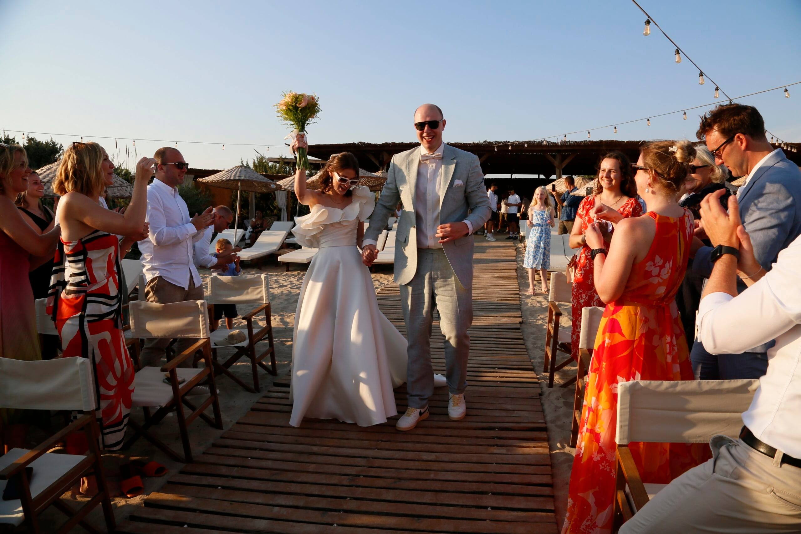 Çeşme Altınkum’da Zay’a Çeşme Beach gelin ve damat sahilde yürüyüş