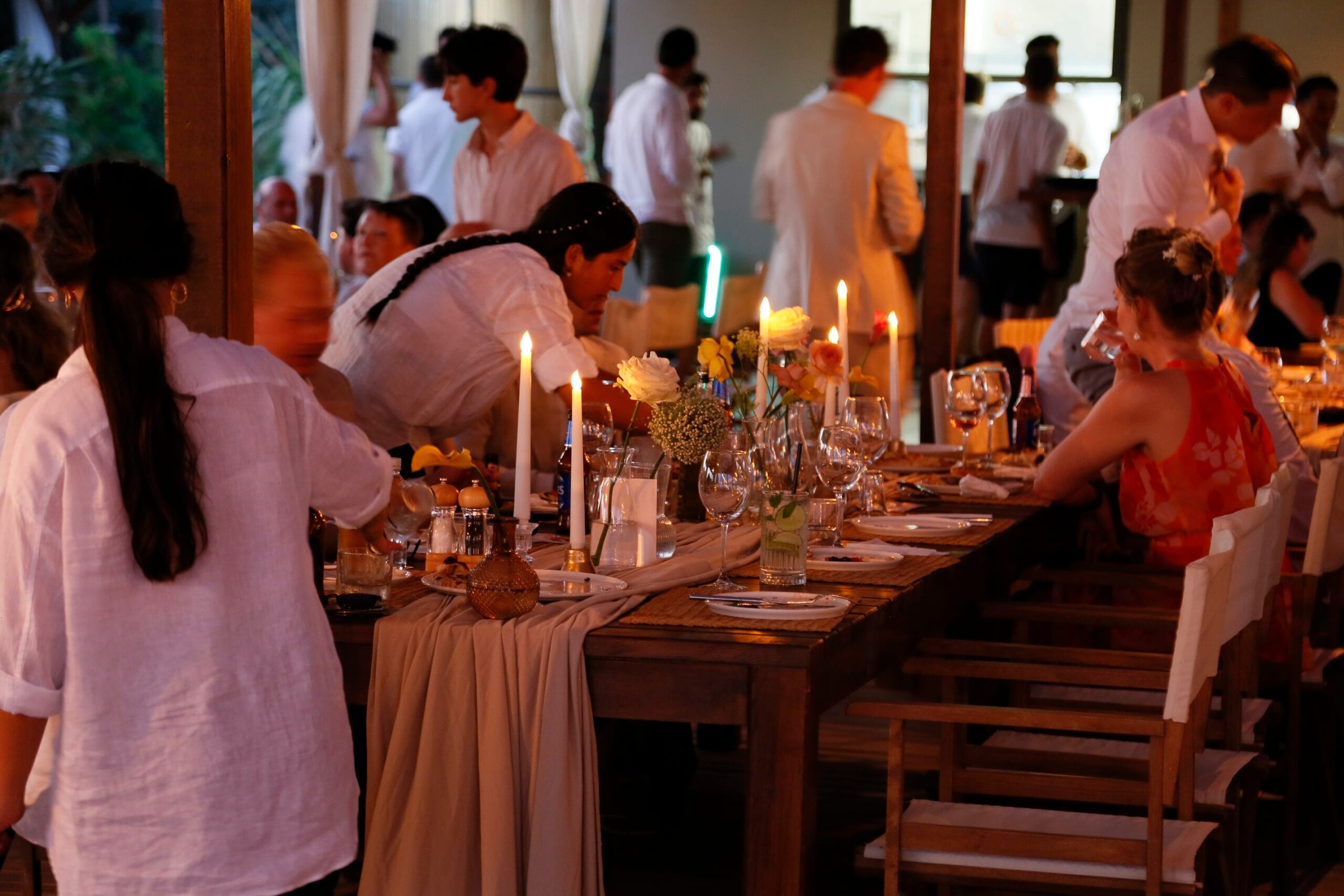 Çeşme Altınkum’da Zay’a Çeşme Beach düğün masa düzeni ve akşam yemeği
