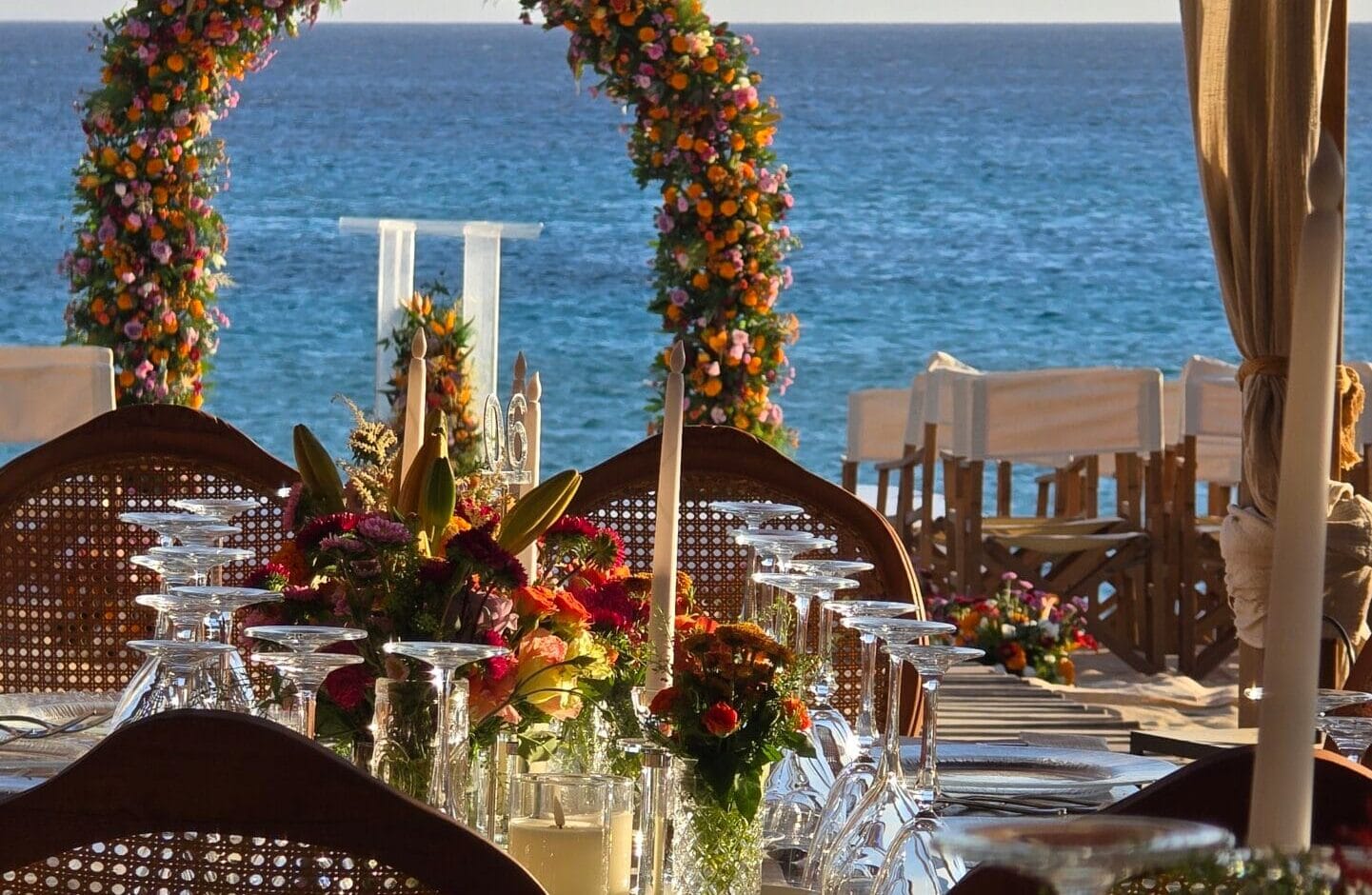 Çeşme Altınkum’da Zay’a Çeşme Beach masa düzeni ve çiçek dekoru