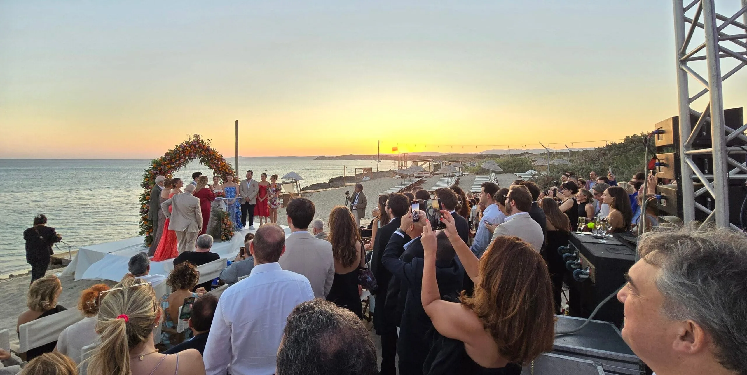 Çeşme Altınkum’da Zay’a Çeşme Beach gün batımında davet ve kalabalık