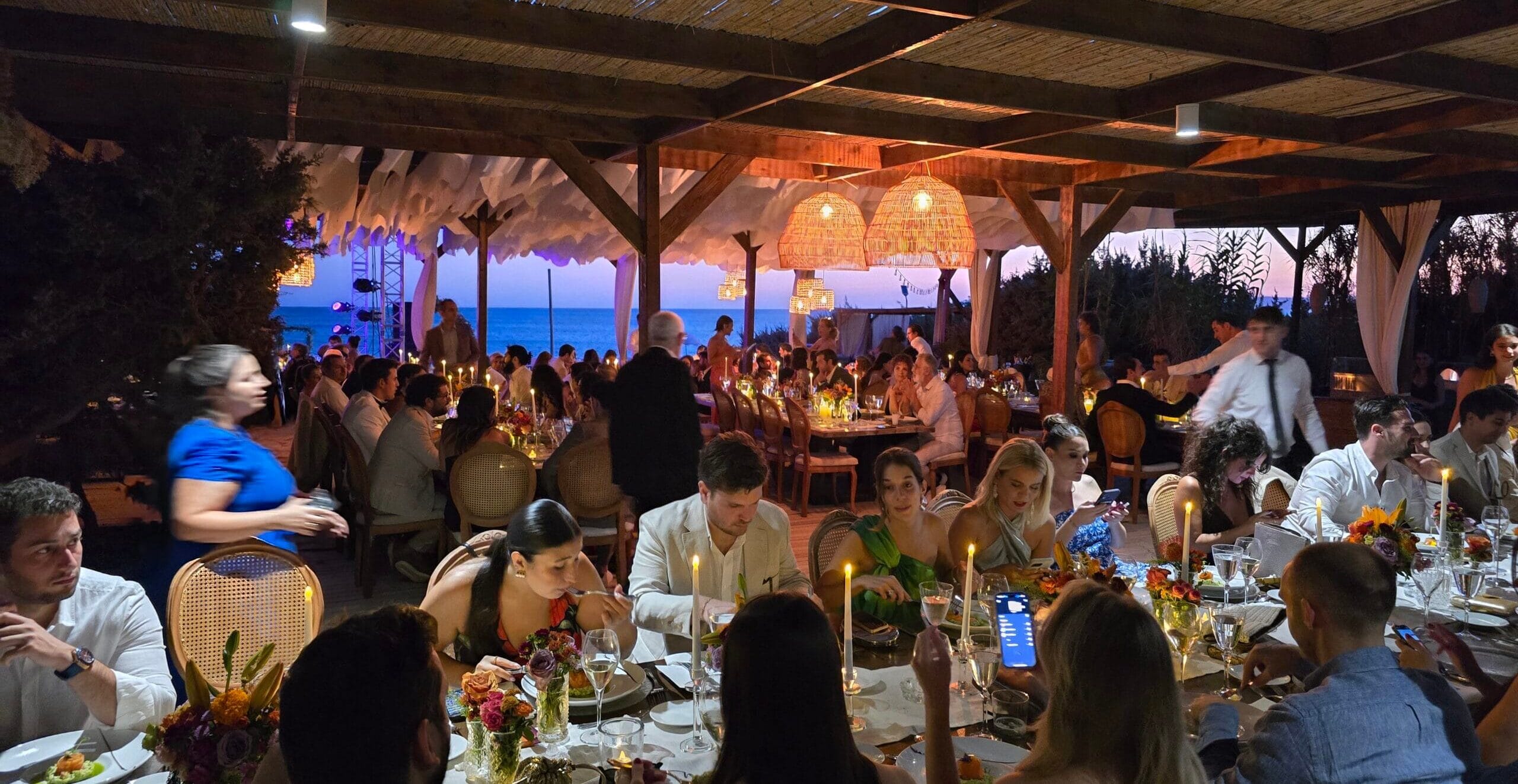 Çeşme Altınkum’da Zay’a Çeşme Beach restoran açık alan gece atmosferi