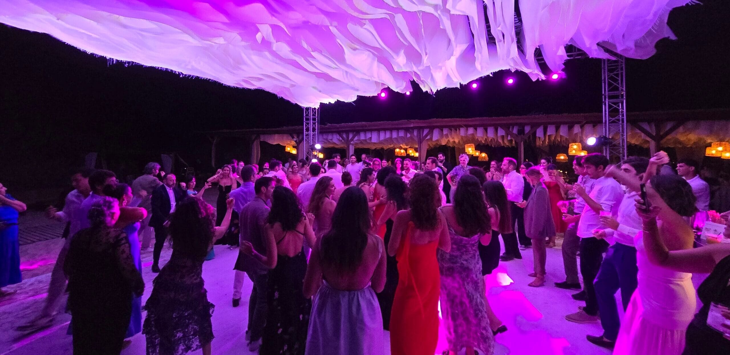 Çeşme Altınkum’da Zay’a Çeşme Beach gece düğün ve dans ortamı