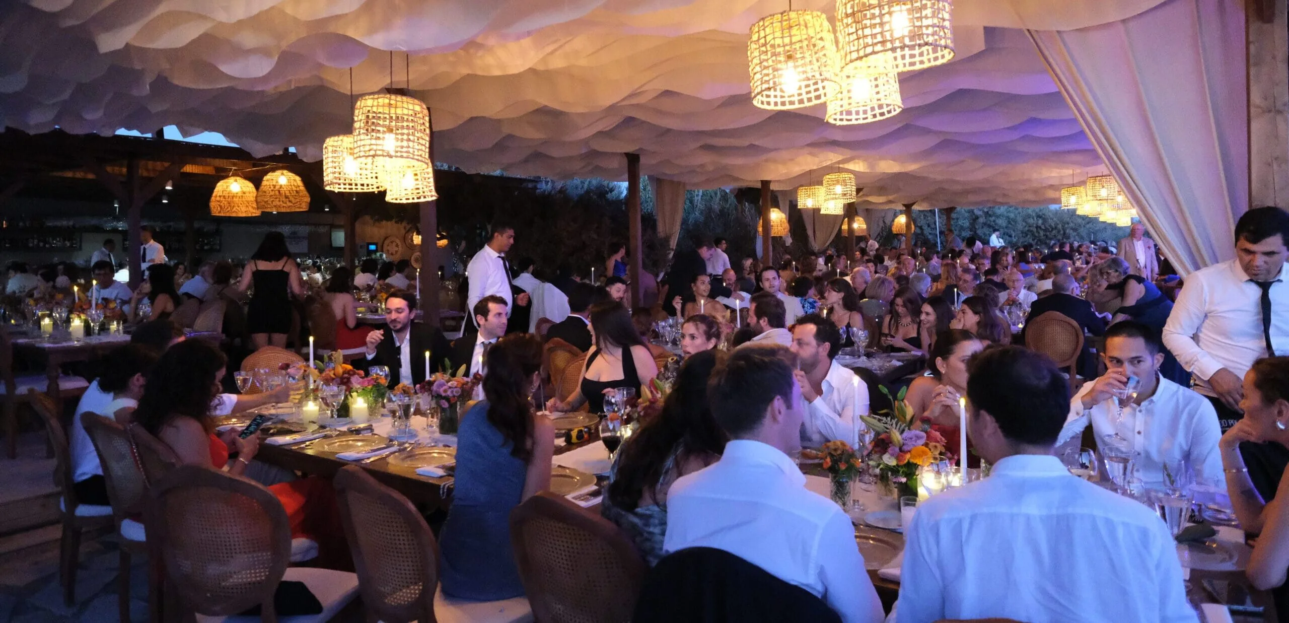 Çeşme Altınkum’da Zay’a Çeşme Beach gece düğün ve masa düzeni