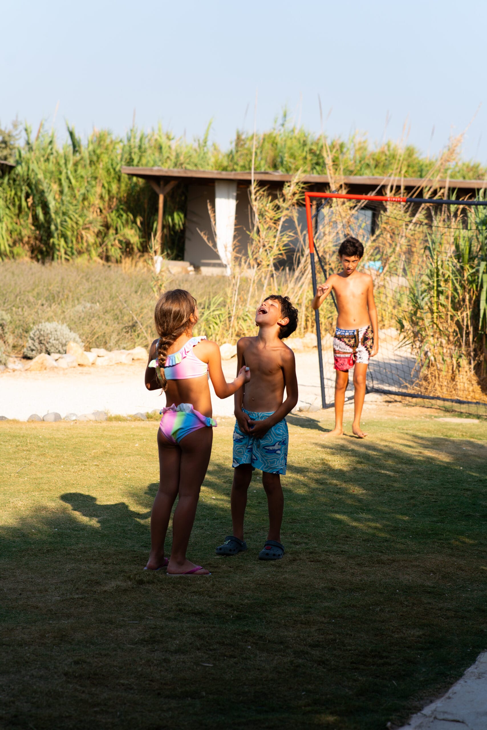 Çeşme Altınkum’da Zay’a Çeşme Kids Club açık alanda çocuklar