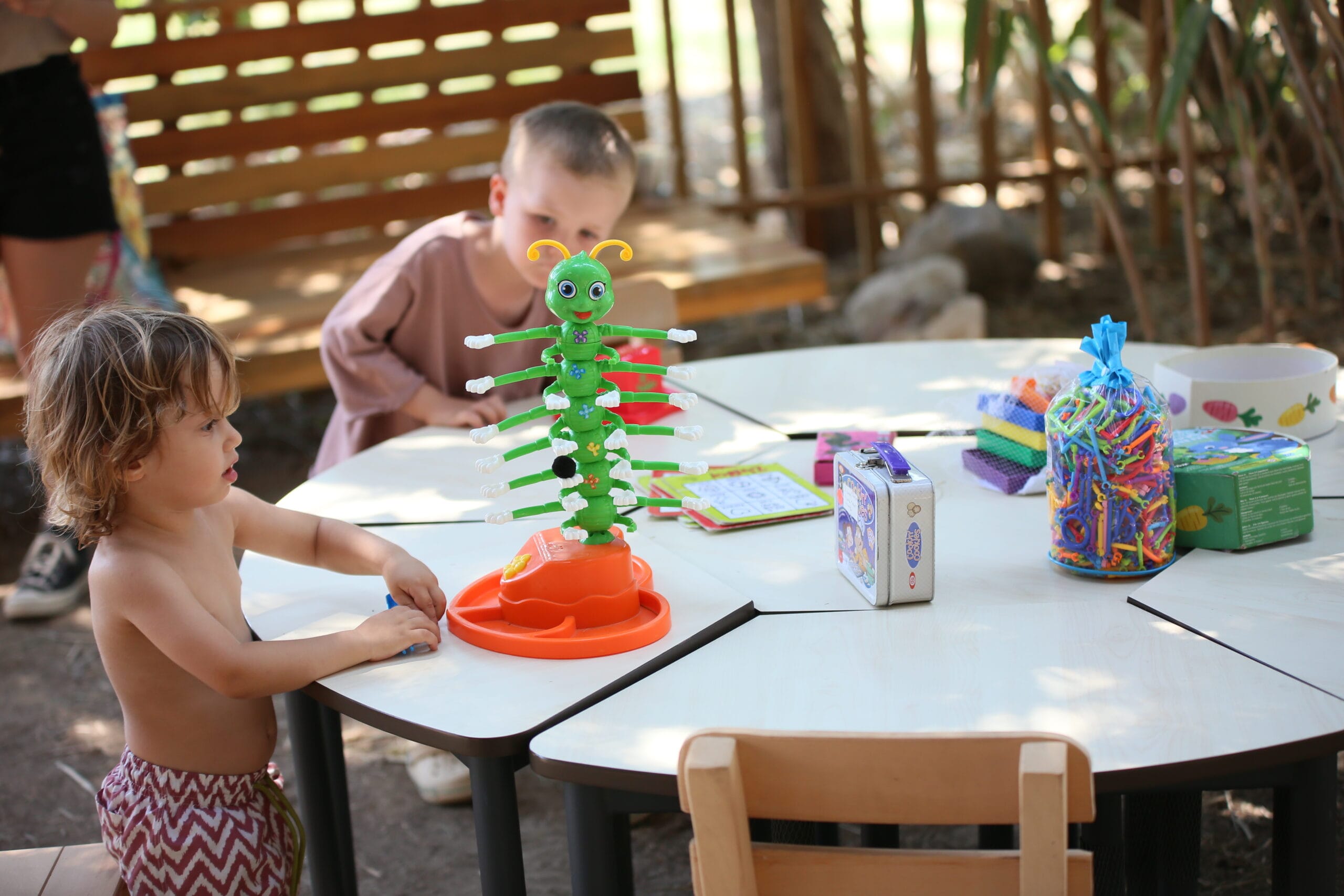 Çeşme Altınkum’da Zay’a Çeşme Kids Club masa başında oyun etkinliği