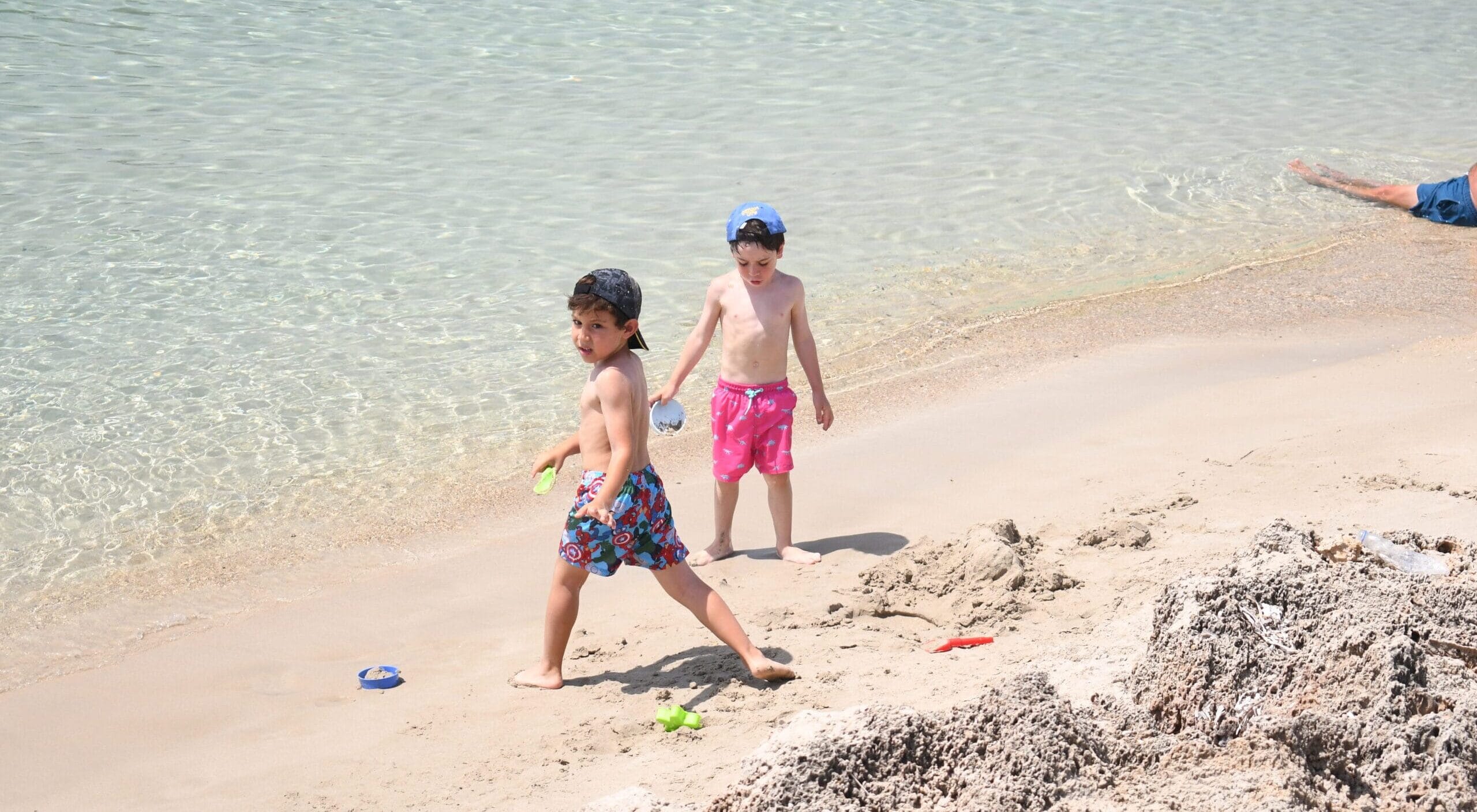 Çeşme Altınkum’da Zay’a Çeşme Kids Club sahilde çocuklar oyun oynuyor