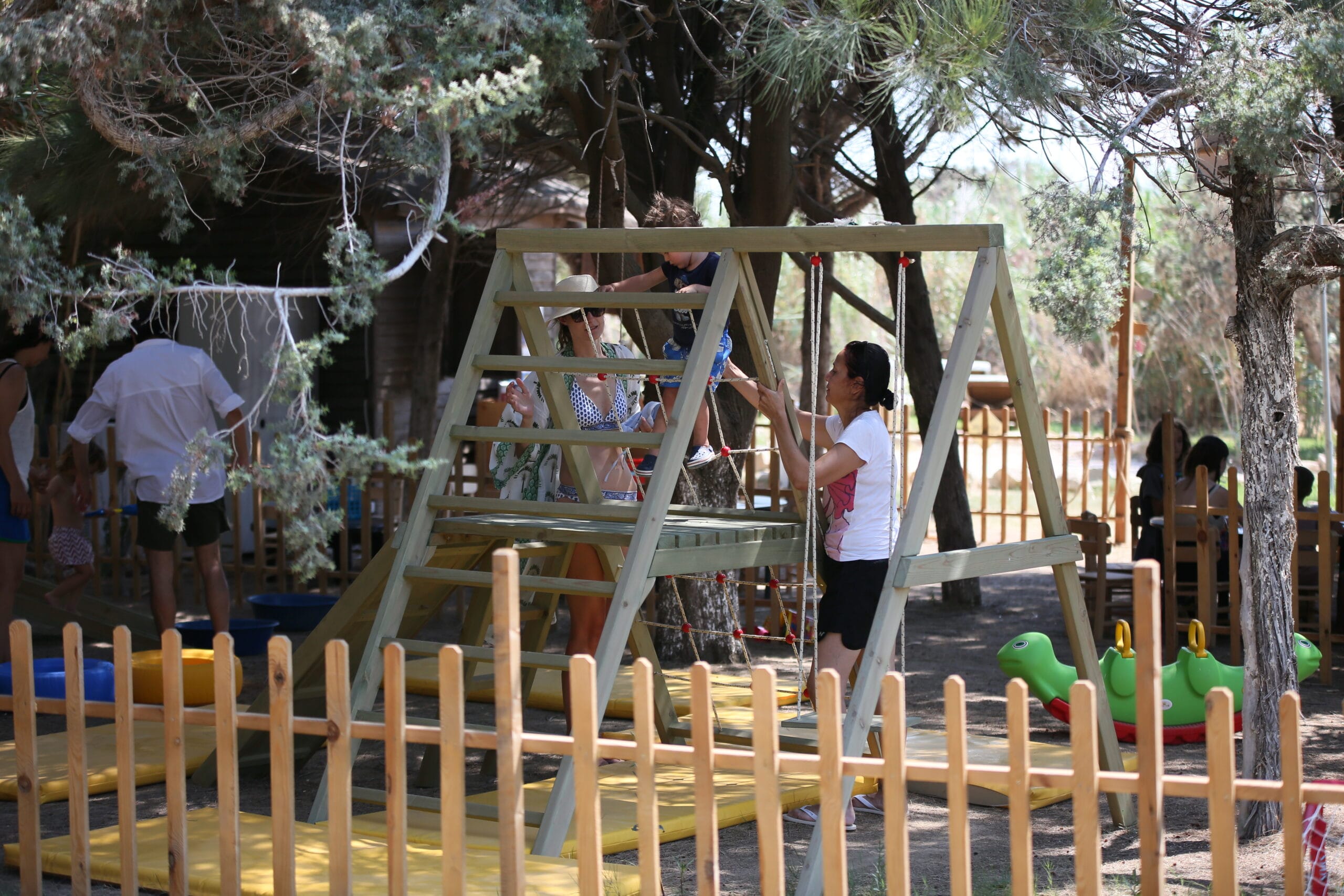 Çeşme Altınkum’da Zay’a Çeşme Kids Club ahşap salıncak ve oyun alanı