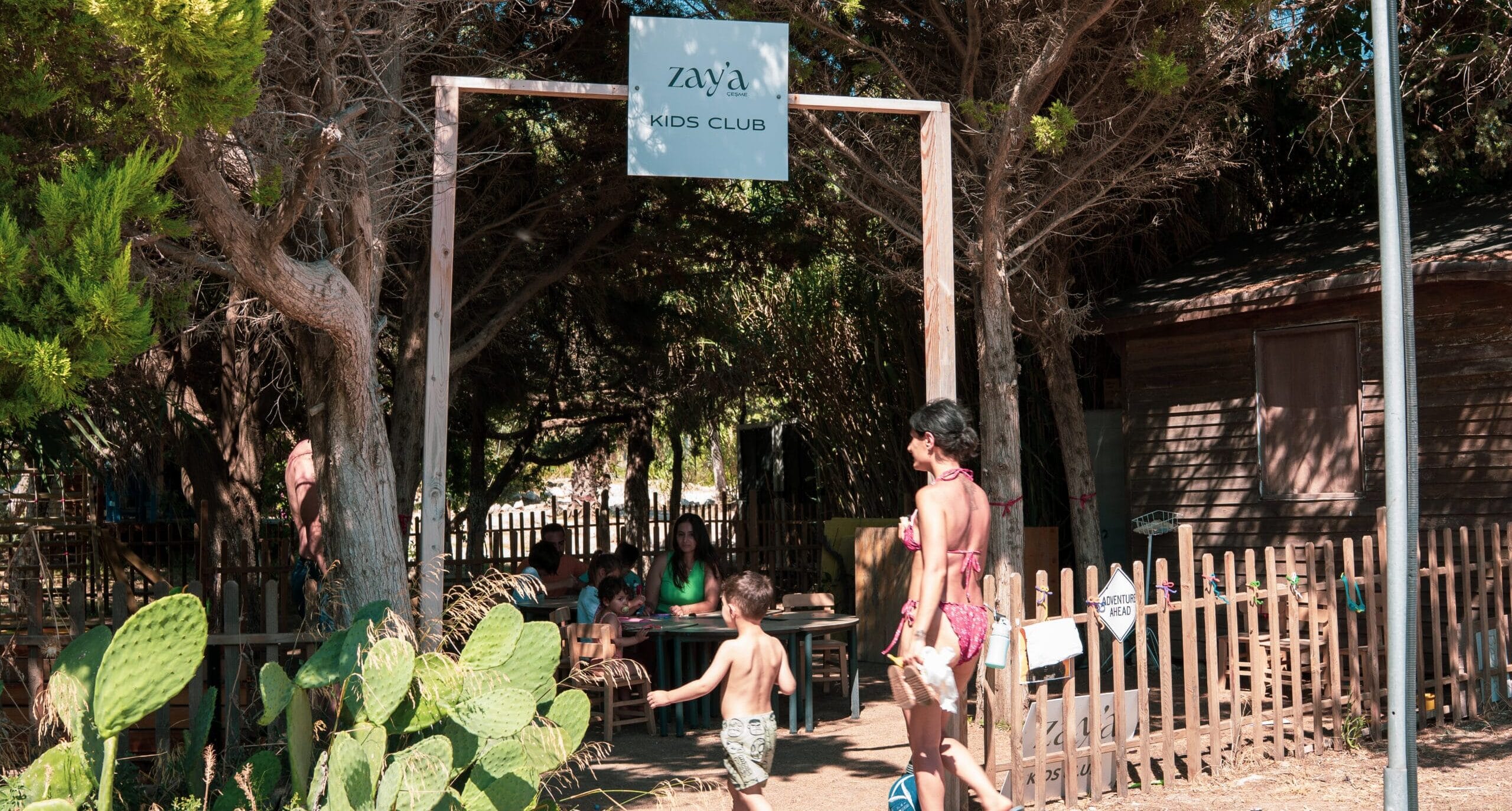 Çeşme Altınkum’da Zay’a Çeşme Beach Kids Club giriş alanı ve çocuklar