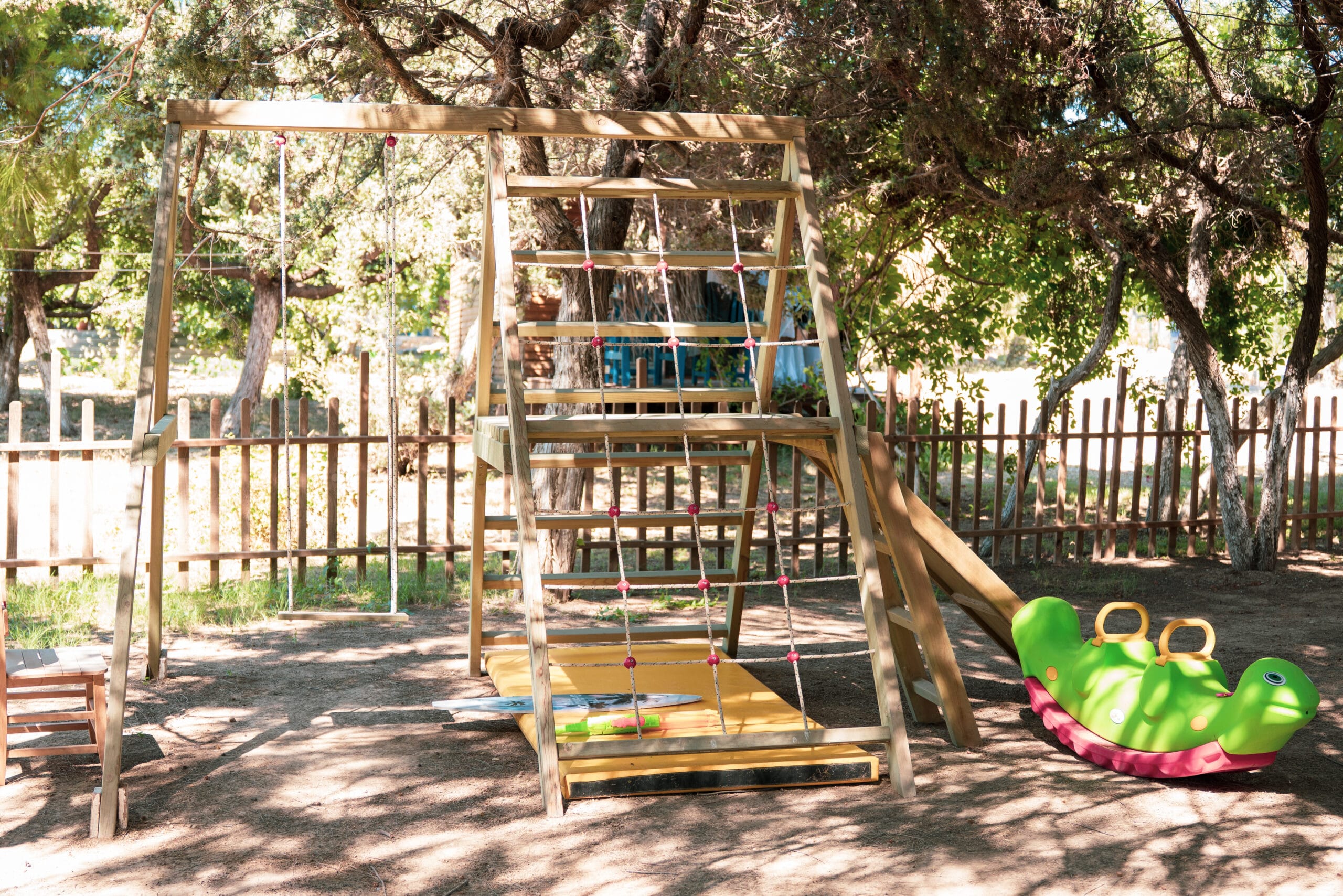 Çeşme Altınkum’da Zay’a Çeşme Kids Club ahşap oyun parkı