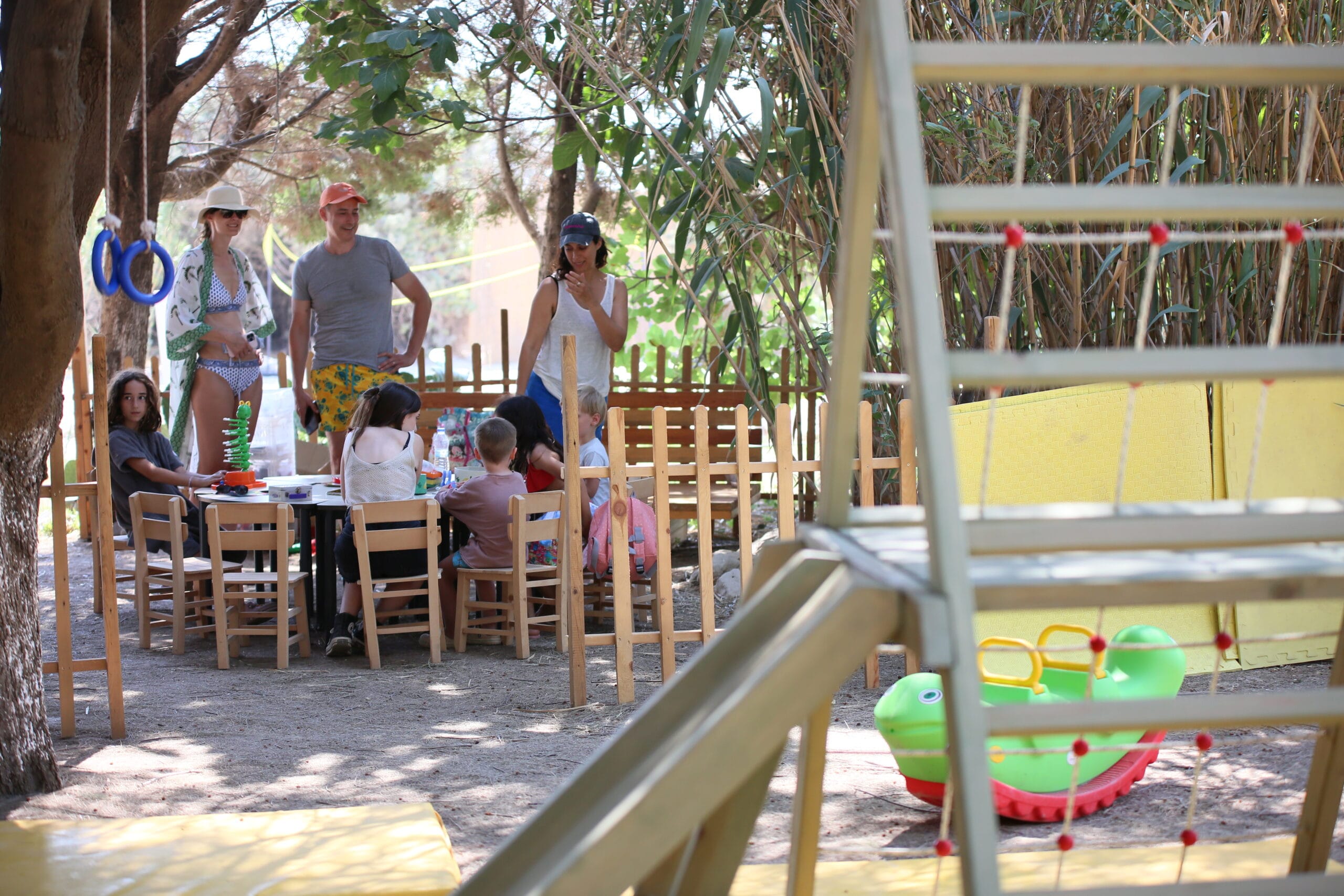 Çeşme Altınkum’da Zay’a Çeşme Kids Club masa başında çocuklar