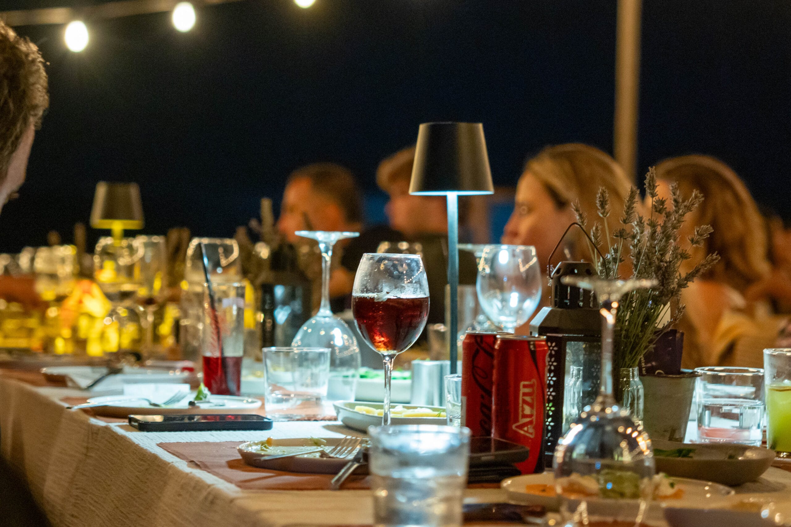 Çeşme Altınkum’da Zay’a Çeşme Beach restoran akşam masa düzeni ve içecekler