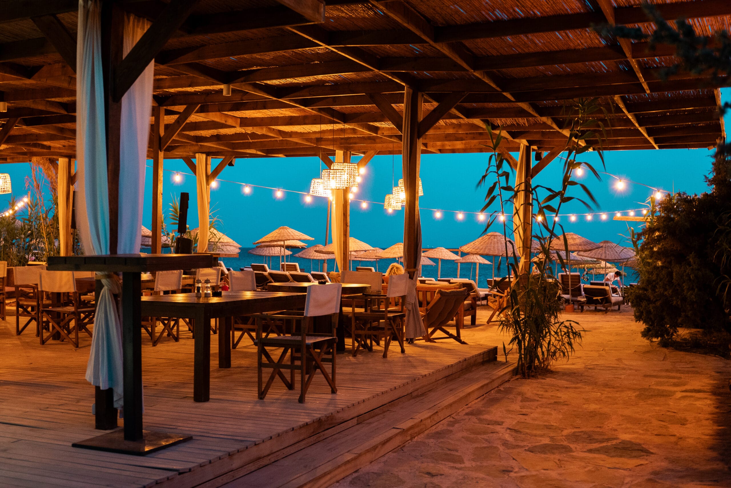 Çeşme Altınkum’da Zay’a Çeşme Beach restoran açık alan ve masa düzeni