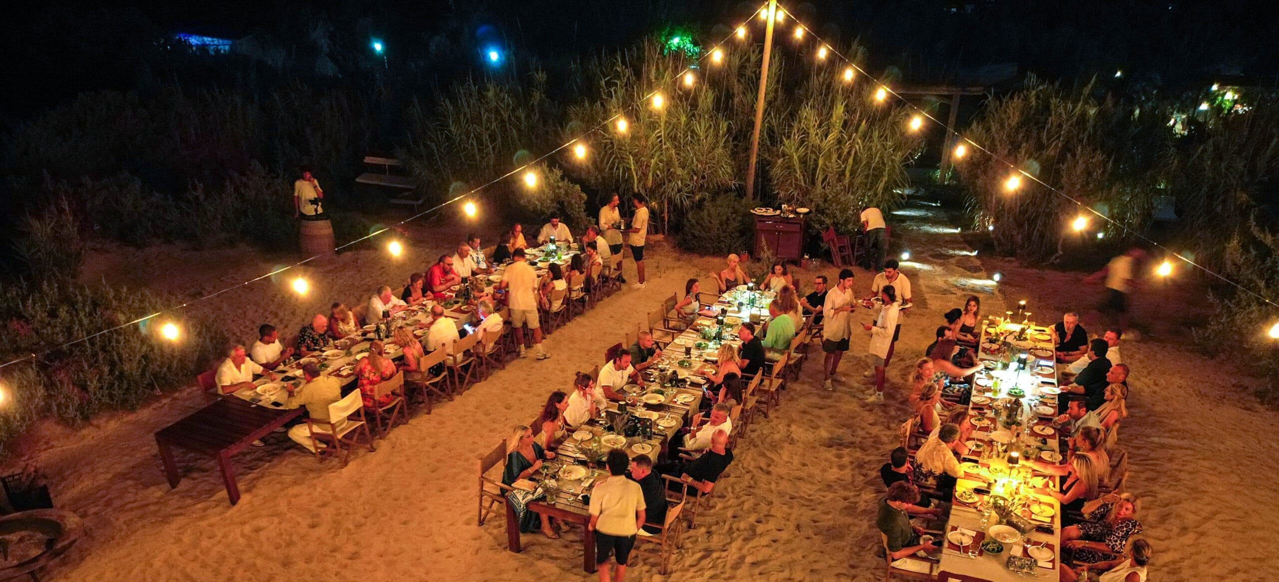 Çeşme Altınkum’da Zay’a Çeşme Beach sahilde uzun masa davet düzeni