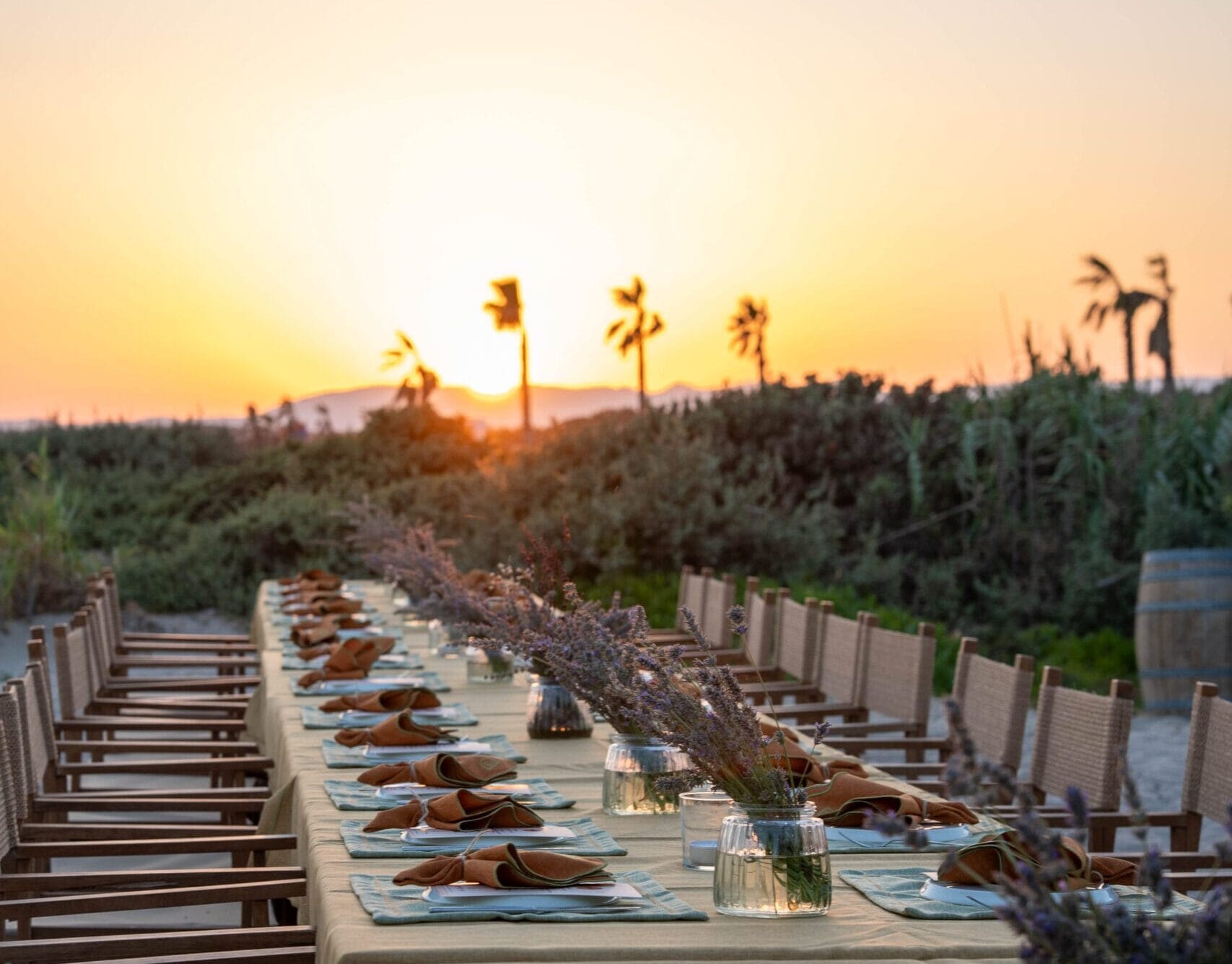 Çeşme Altınkum’da Zay’a Çeşme Beach uzun masa davet düzeni gün batımında