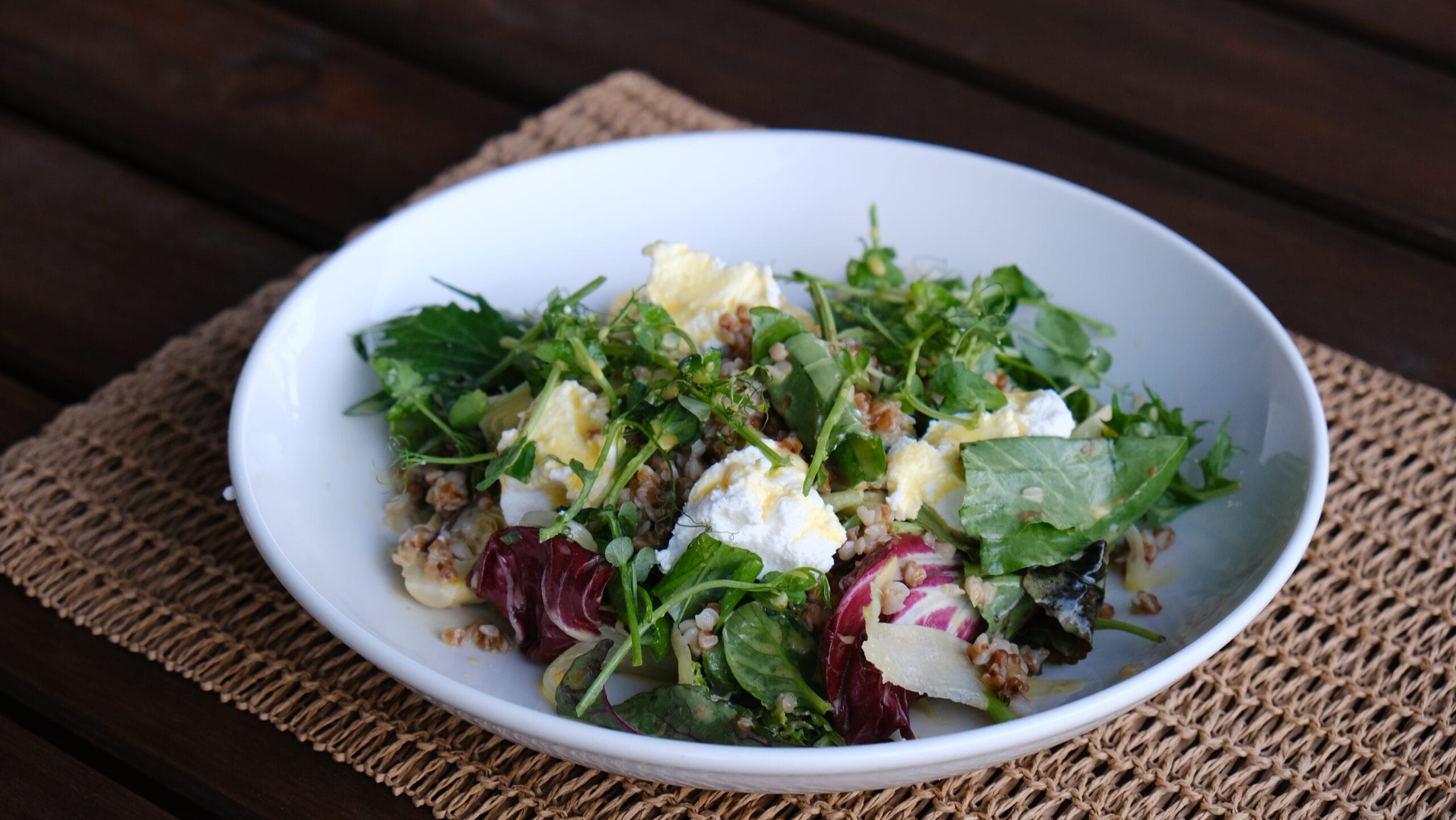 Çeşme Altınkum’da Zay’a Çeşme Beach restoran salata ve yemek sunumu