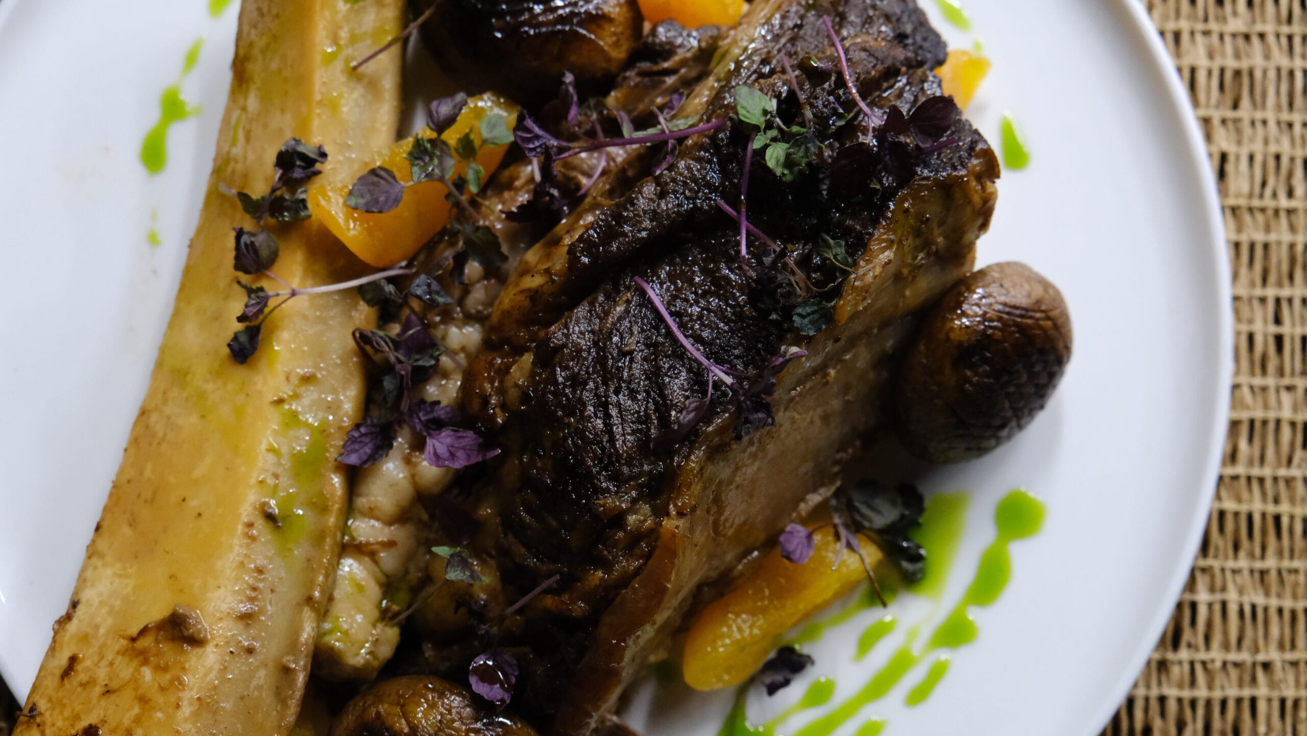 Çeşme Altınkum’da Zay’a Çeşme Beach restoran et yemeği ve sos detayı