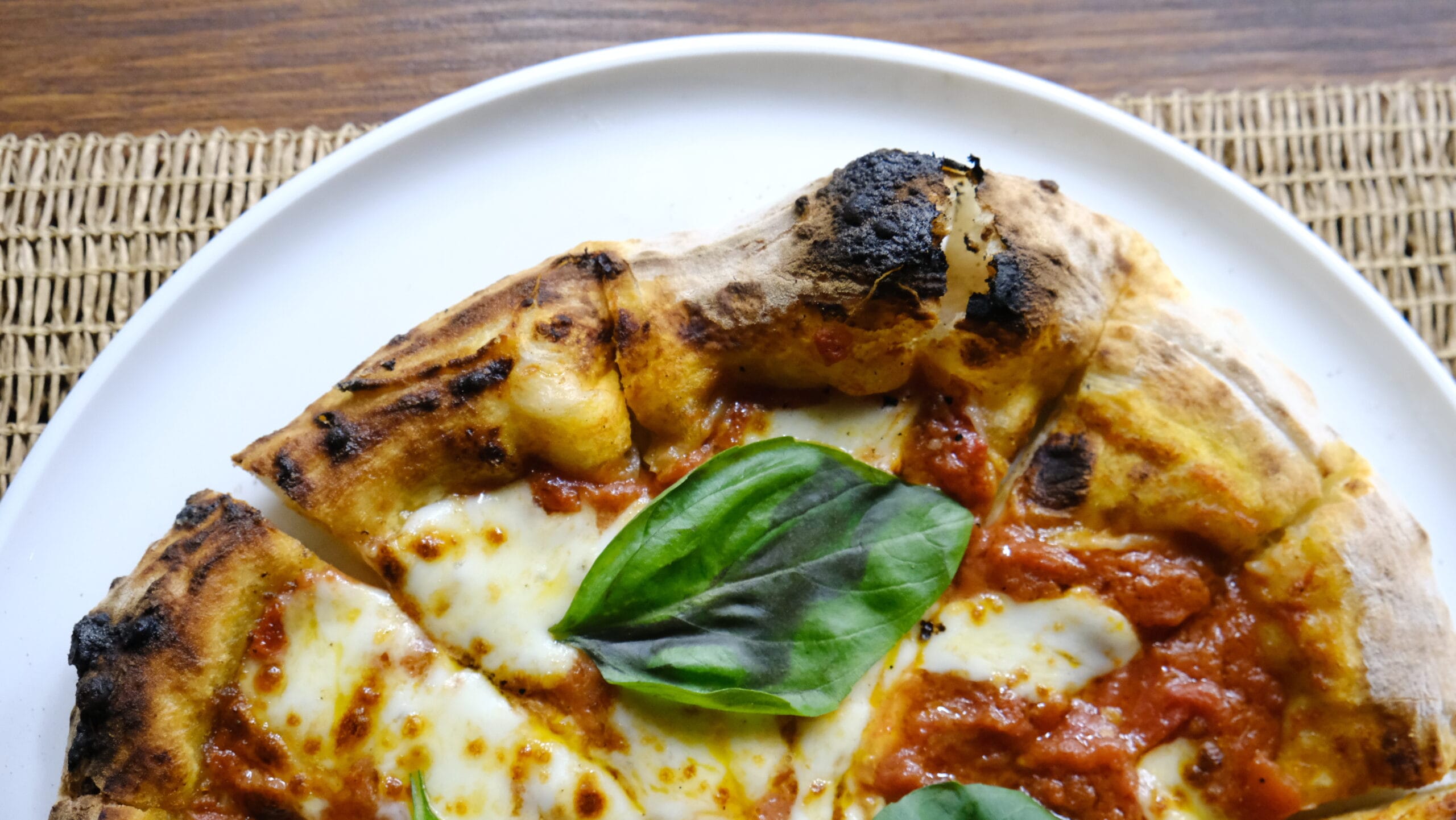 Çeşme Altınkum’da Zay’a Çeşme Beach restoran pizza ve fesleğen detayı