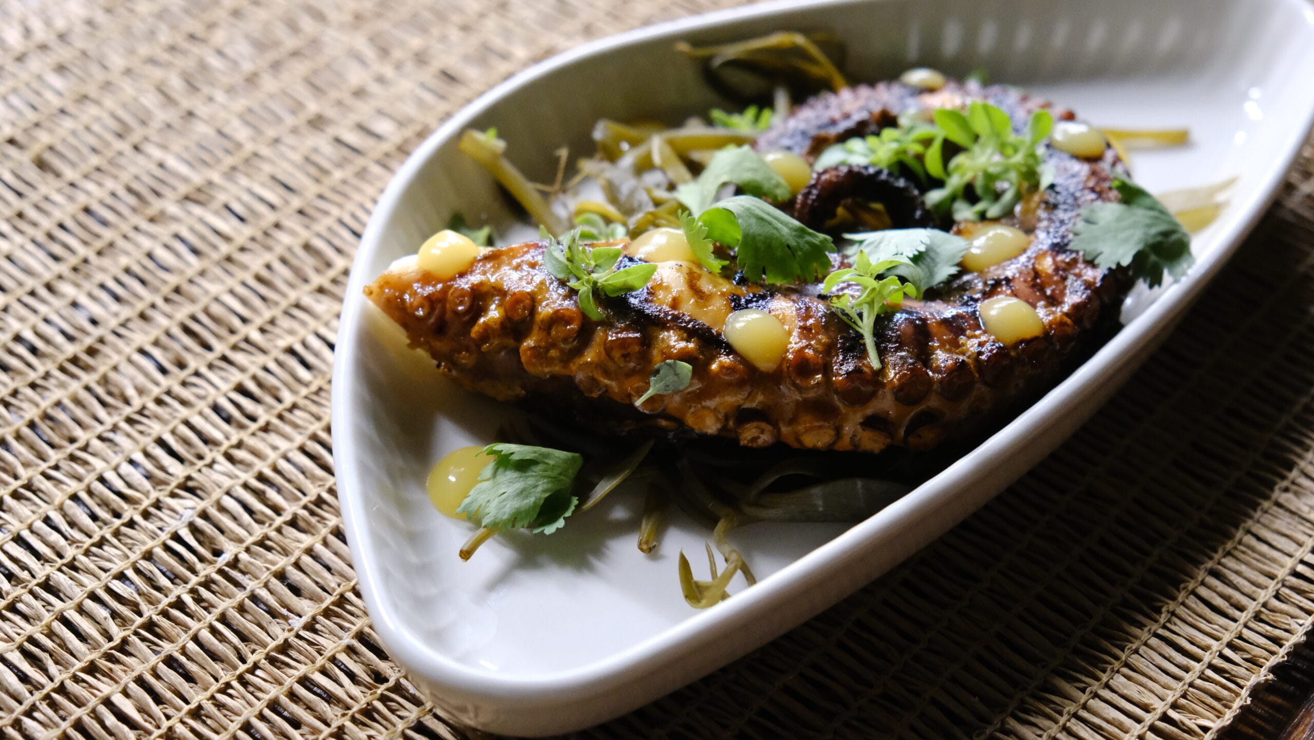 Çeşme Altınkum’da Zay’a Çeşme Beach restoran deniz ürünleri ve tabak sunumu