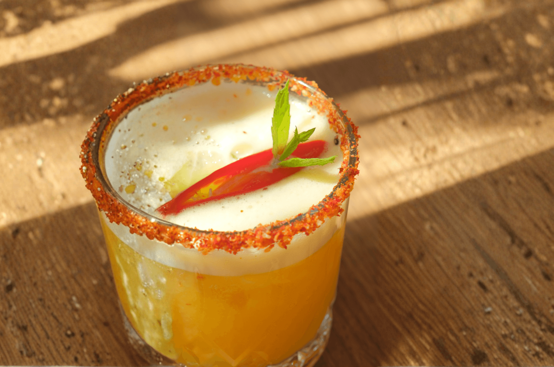 Çeşme Altınkum’da Zay’a Çeşme Beach restoran baharatlı kokteyl sunumu