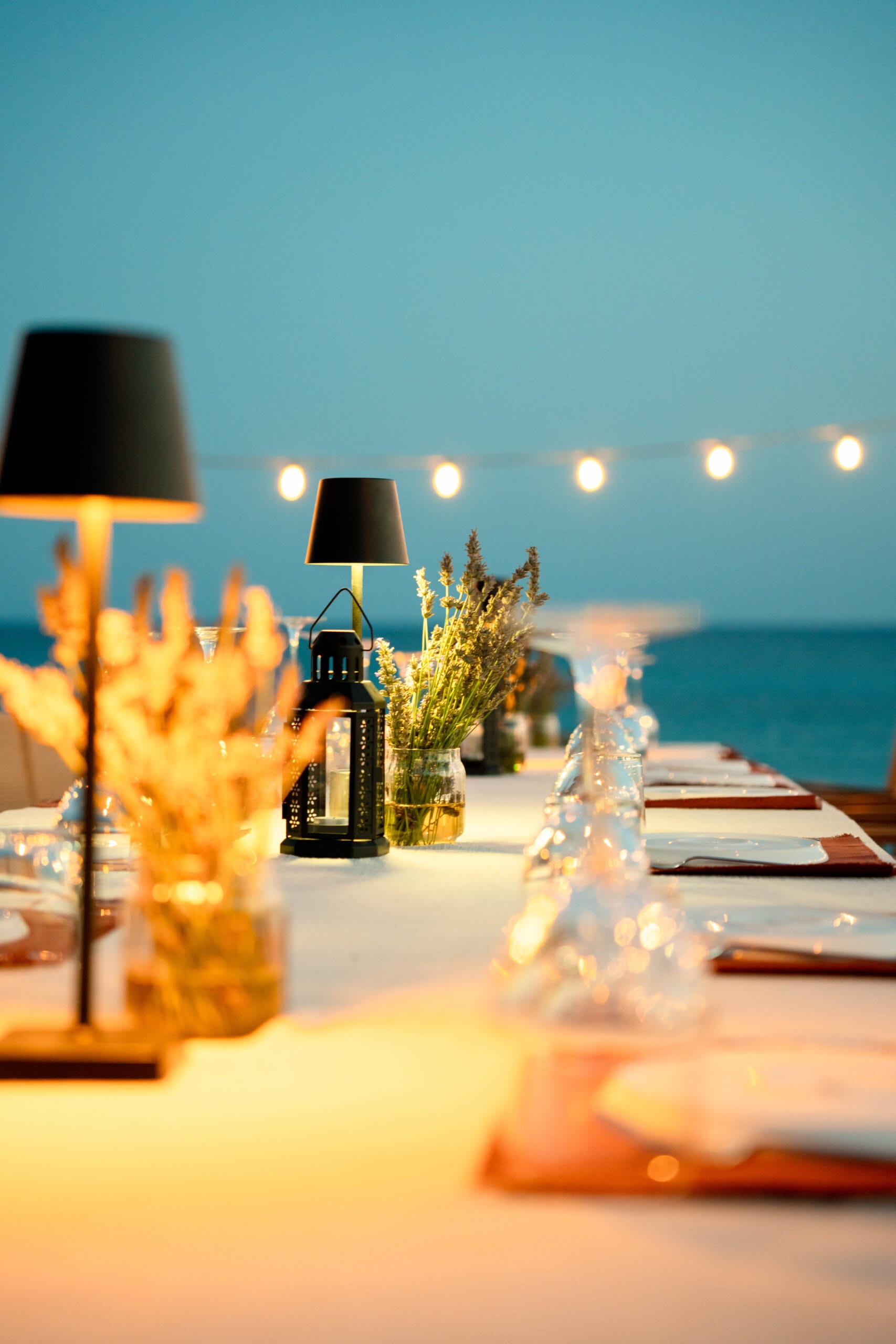 Çeşme Altınkum’da Zay’a Çeşme Beach restoran akşam masa düzeni ve deniz manzarası