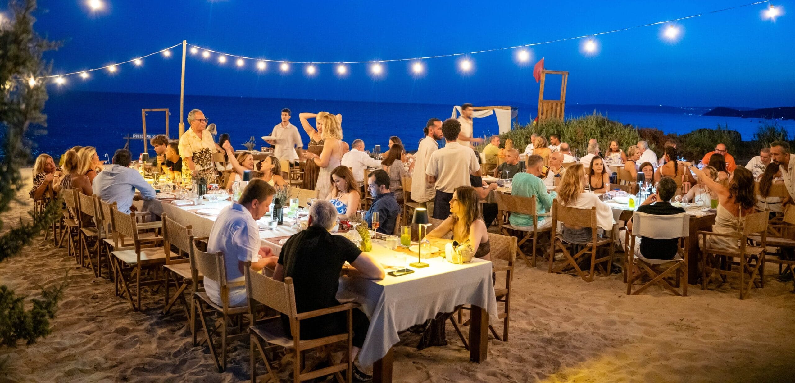 Çeşme Altınkum’da Zay’a Çeşme Beach restoran uzun masa davet düzeni