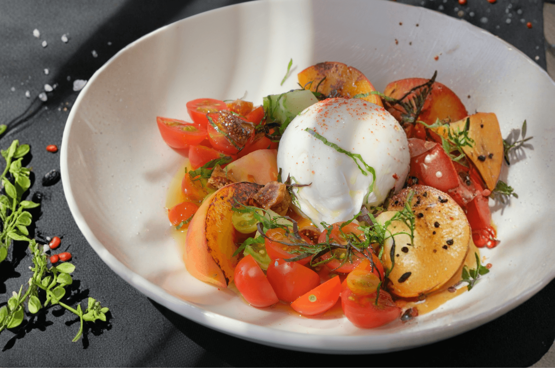 Çeşme Altınkum’da Zay’a Çeşme Beach restoran burrata ve salata sunumu